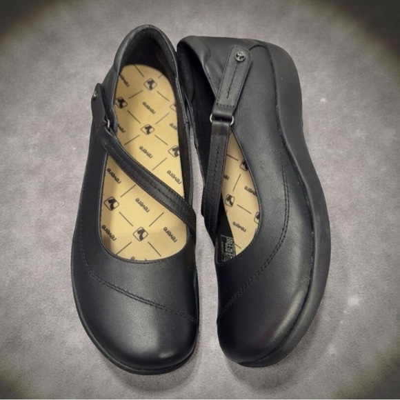 New Revere Petra Mary Jane Black Leather Size 10 - Picture 2 of 13